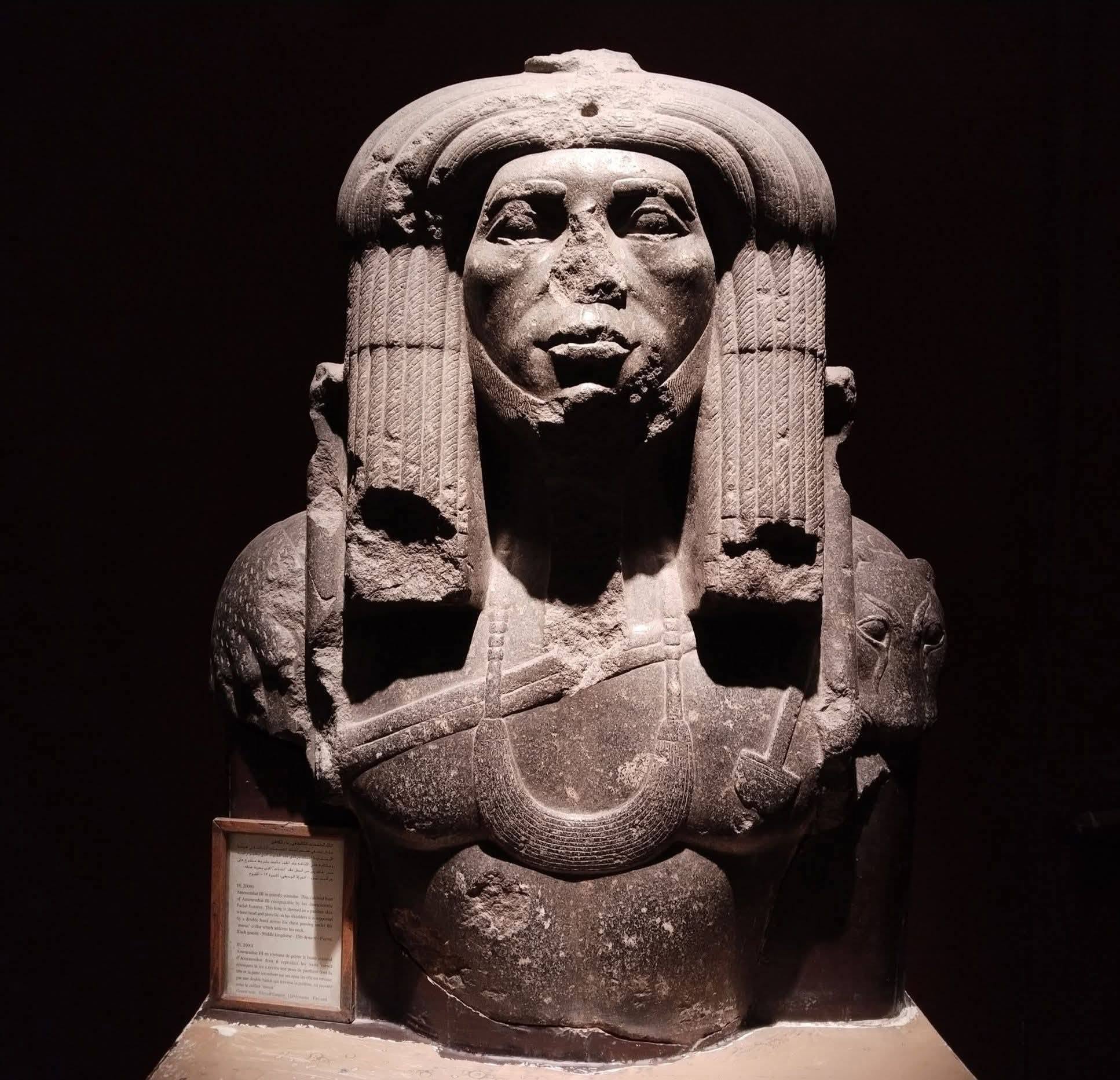 احد تمثال مصري قديم احد تمثال مصري قديم